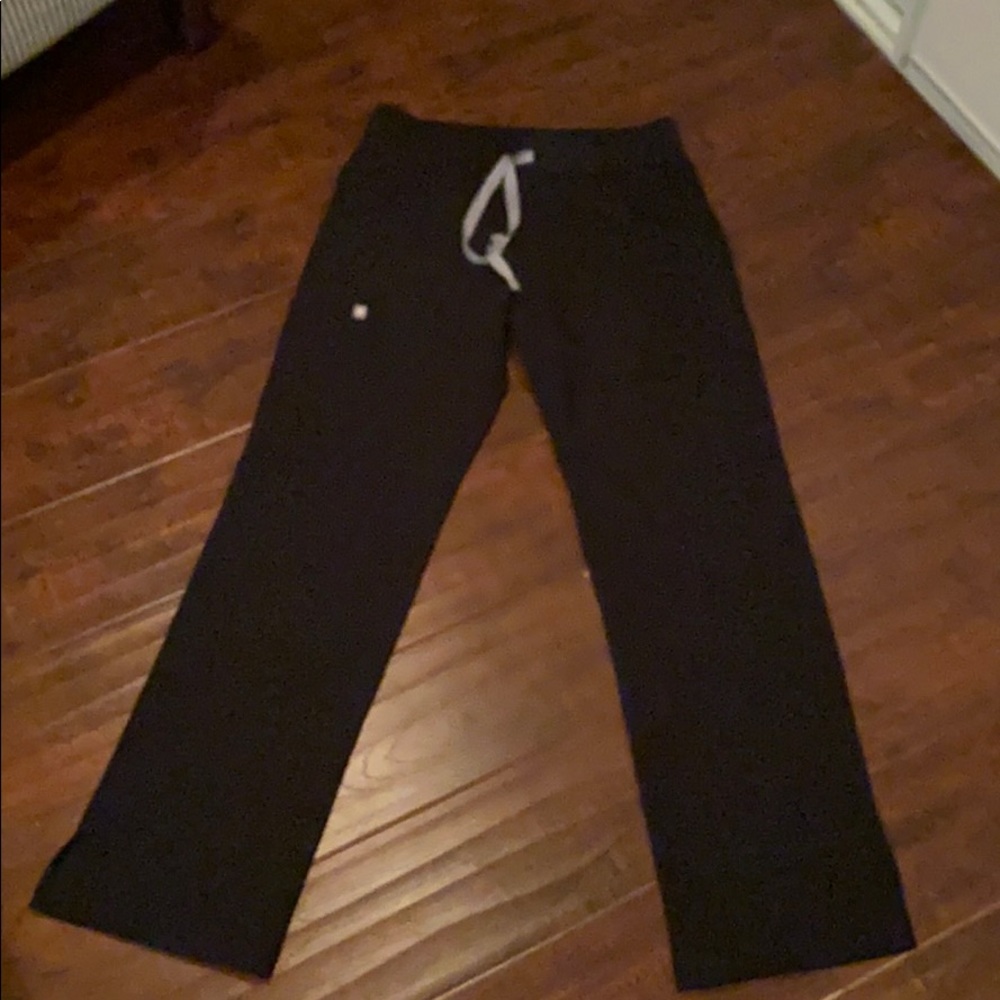 FIGS Kade cargo in black